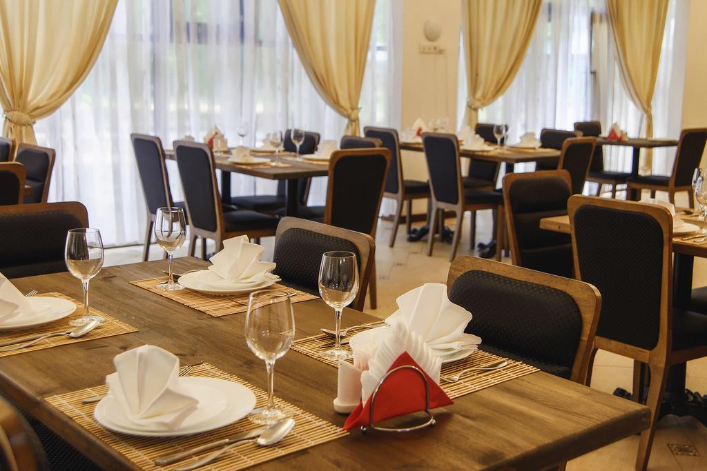Promenade Park Hotel Shymkent Bagian luar foto